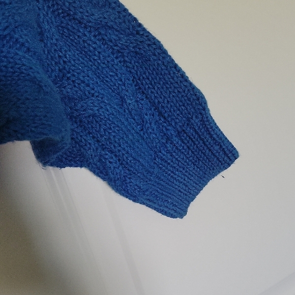 Vibrant Blue V-Neck Cable Knit Sweater - Picture 5 of 6